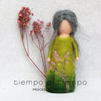 Image 2 of Mujer con vestido verde