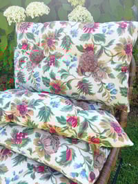 Image 1 of Coussin vintage à fleurs 