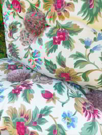 Image 2 of Coussin vintage à fleurs