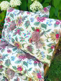 Image 3 of Coussin vintage à fleurs 