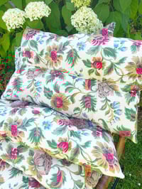 Image 4 of Coussin vintage à fleurs