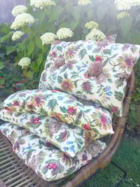 Image 5 of Coussin vintage à fleurs 