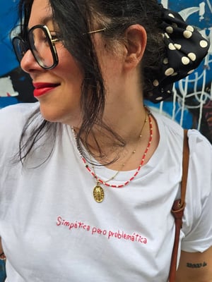 Camiseta Simpática pero problemática
