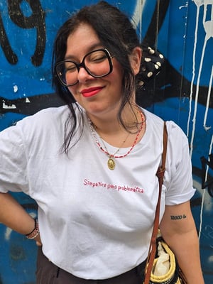 Camiseta Simpática pero problemática
