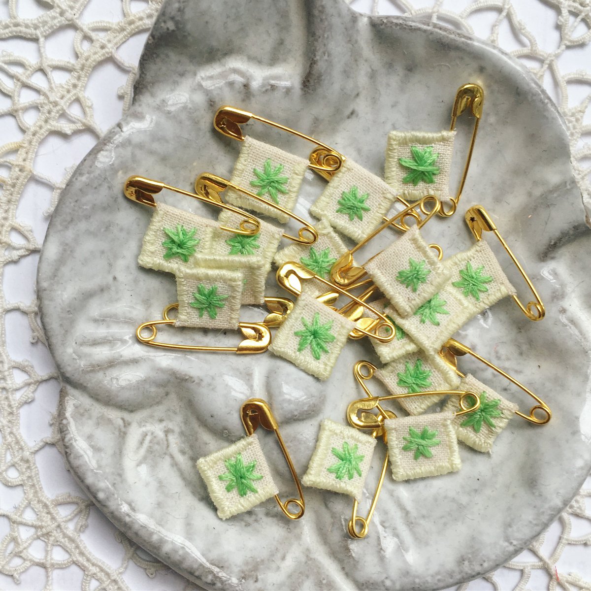 Broche Fantaisie Vintage Deux Trèfles à Trois Feuilles – Or Plaqué – Métal Doré Fix