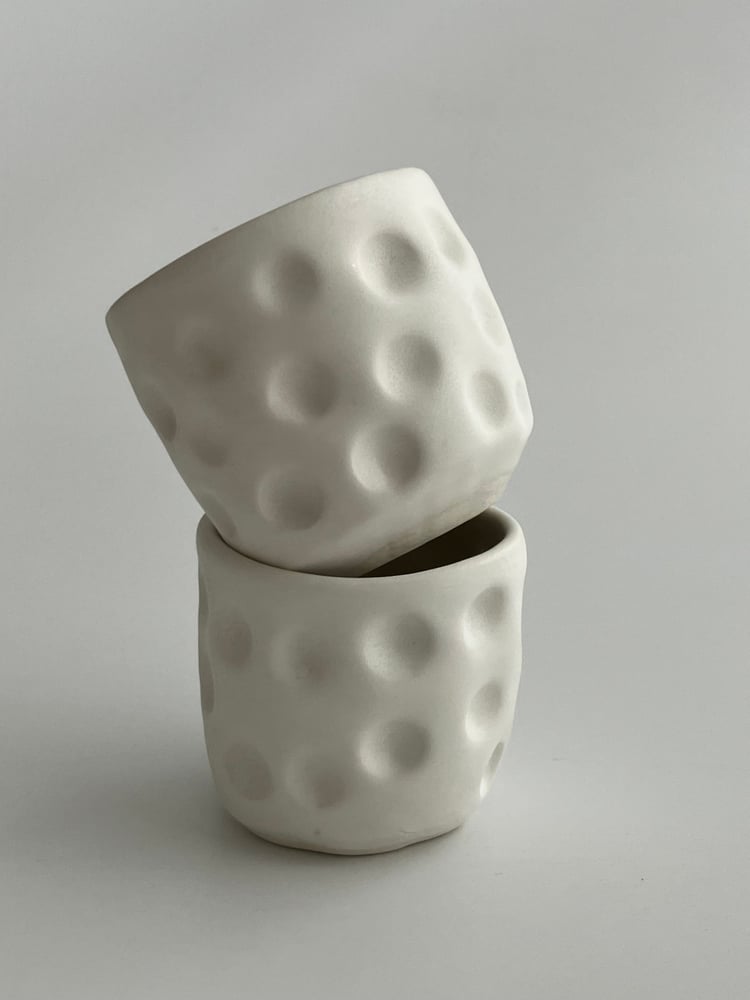 Image of a pair of porcelain beakers 1