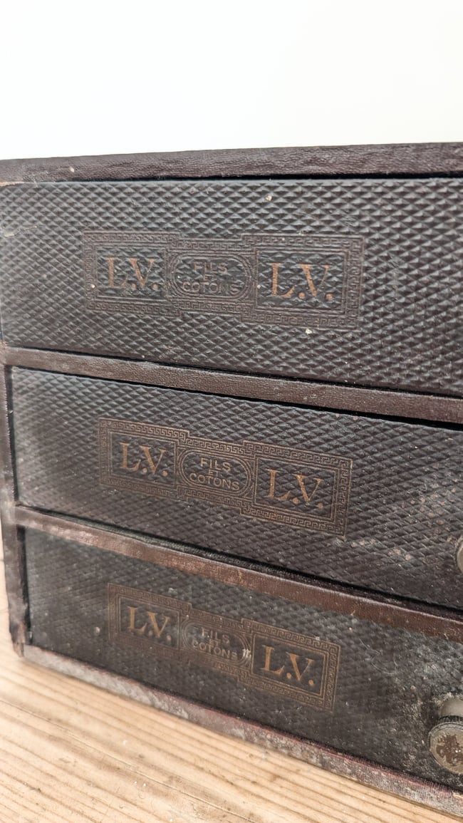 Petit meuble de mercerie . 