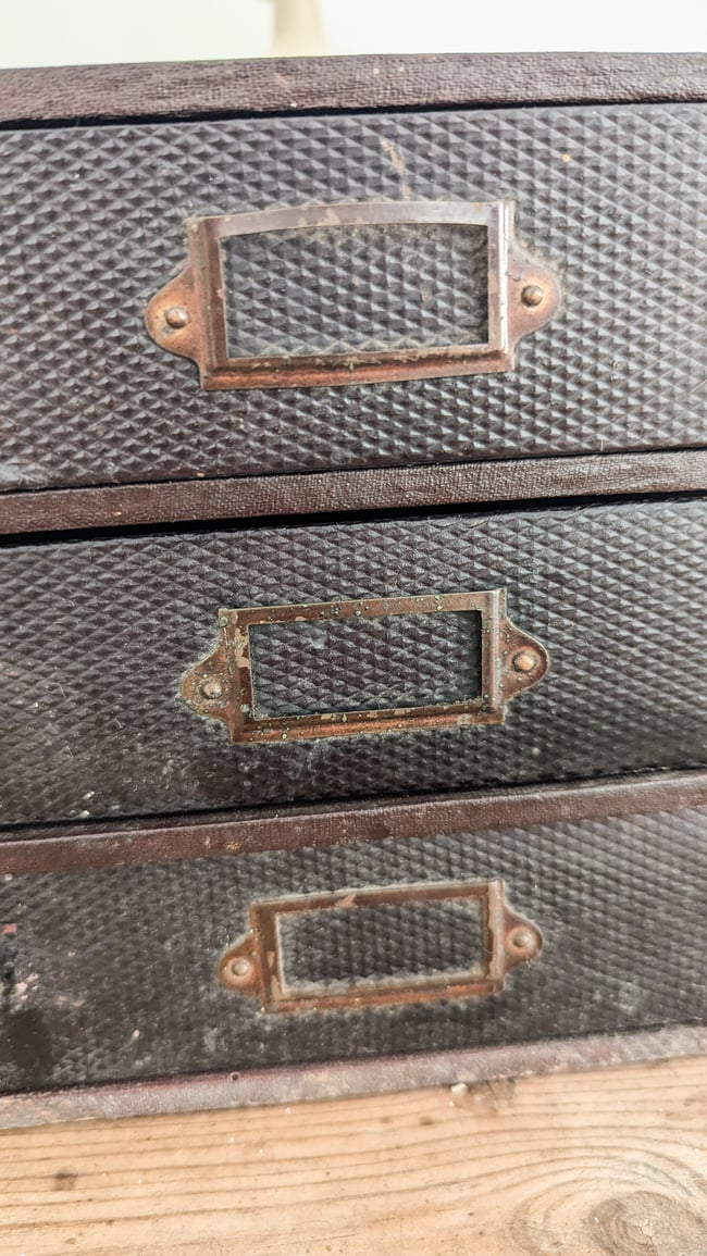 Petit meuble de mercerie . 