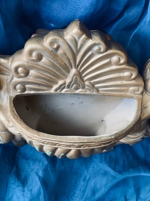 Image of Jardinière murale vintage à décors d'angelots