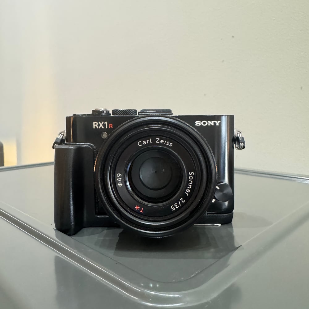 Image of Sony RX1 R2 with box, grip, extra batteries (3003375)