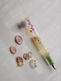 Image 2 of Groovy Flowers Snow - Pocket Fountain Pen