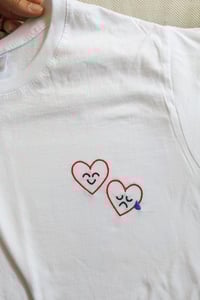 Image 5 of Tshirt brodé coeurs