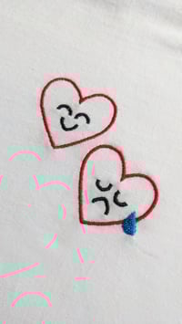 Image 1 of Tshirt brodé coeurs