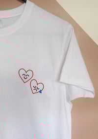 Image 3 of Tshirt brodé coeurs