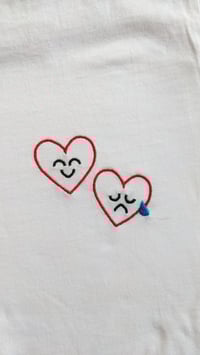 Image 4 of Tshirt brodé coeurs
