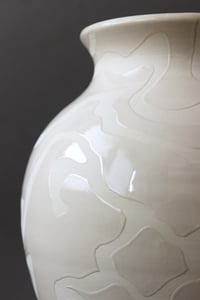 Image 2 of GRAND VASE JARRE - OFF WHITE GLITCH