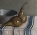Image of Poires et bol sur une nappe rayée