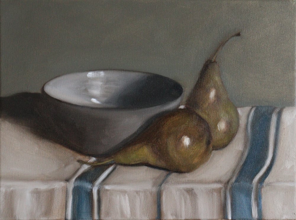 Image of Poires et bol sur une nappe rayée