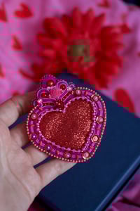 Image 5 of Cupid -  Broche glitter brodée coeur sacré 