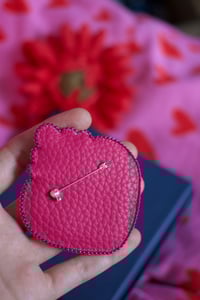 Image 6 of Cupid -  Broche glitter brodée coeur sacré 