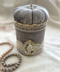 Image 3 of Box "Grey Crown"