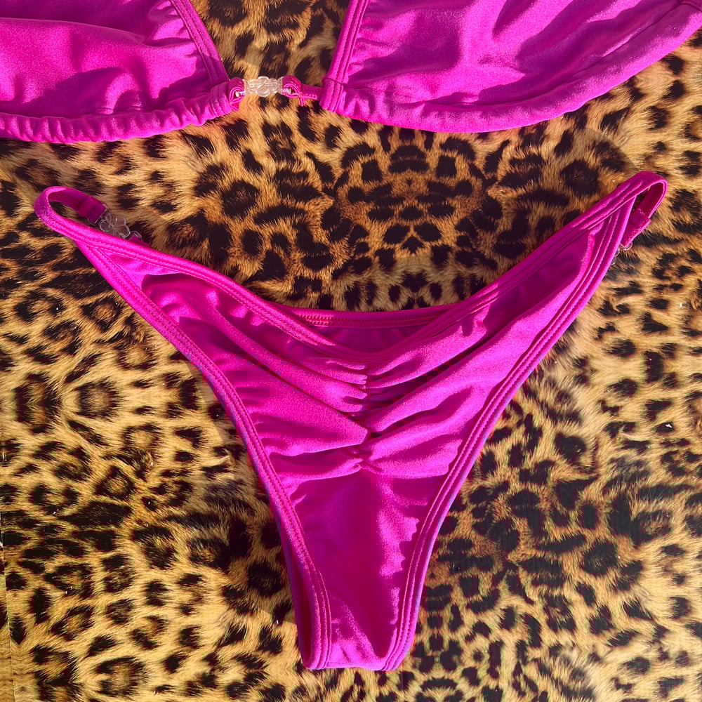 * ੈ♡‧₊ medium brazilian bottoms & large regular cup 