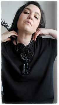 Image 4 of Collana floreale in pelle artigianale VERSATILE - Black