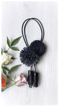 Image 7 of Collana floreale in pelle artigianale VERSATILE - Black