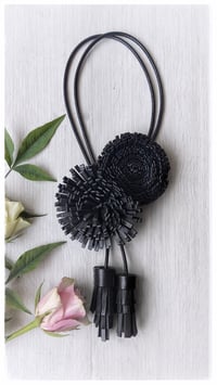 Image 1 of Collana floreale in pelle artigianale VERSATILE - Black