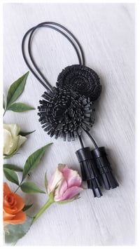 Image 2 of Collana floreale in pelle artigianale VERSATILE - Black