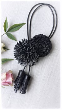 Image 3 of Collana floreale in pelle artigianale VERSATILE - Black