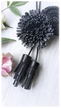Image 8 of Collana floreale in pelle artigianale VERSATILE - Black