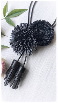 Image 6 of Collana floreale in pelle artigianale VERSATILE - Black