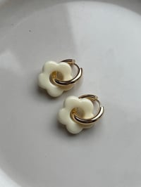 18k Gold Ivory Resin Flower Huggies 