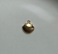 18k Gold Clam Shell Charm
