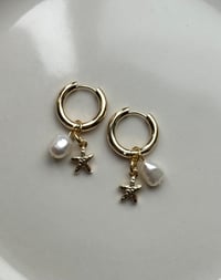 18k Gold Starfish Pearl Huggies