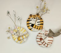 Image 1 of Ympyrä magneetti, tiikeri tai kissa savityö