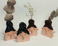 Pieni nutturapää savimaljakko