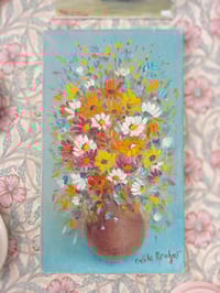 Image 1 of Bouquet éclatant sur fond bleu.