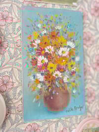 Image 2 of Bouquet éclatant sur fond bleu.