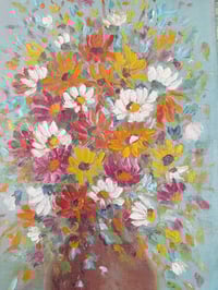 Image 4 of Bouquet éclatant sur fond bleu.
