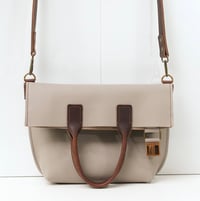 Image 1 of Midi Bag 280 in pebbled light gray