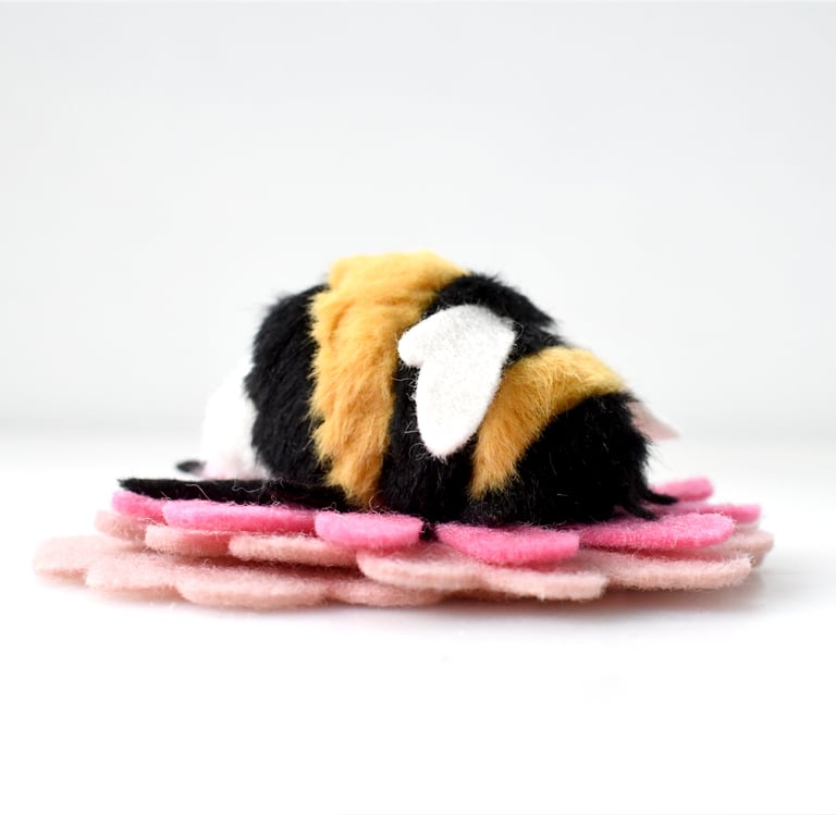 sleepy bee plush Image 4