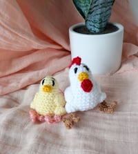 Palm-Sized Crochet Chicken and Baby Chick – Handmade Amigurumi Farm Animal Set