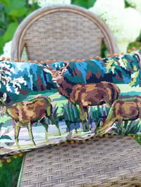 Image 2 of Coussin scène de cerfs en forêt