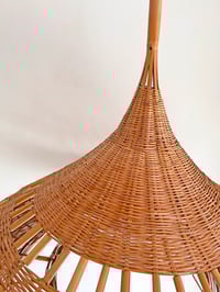 Image 6 of ESPECTACULAR LAMPARA DE TECHO, DE MIMBRE, AÑOS 70