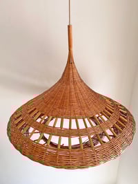 Image 3 of ESPECTACULAR LAMPARA DE TECHO, DE MIMBRE, AÑOS 70