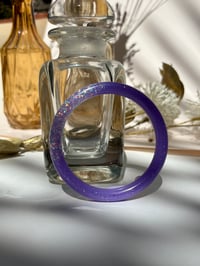 Image 1 of Brune paillettes violette 