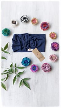 Image 1 of SbroccaBox 2025 - Fascia per capelli by "Come le Ciliegie" + Spilla floreale - Blue