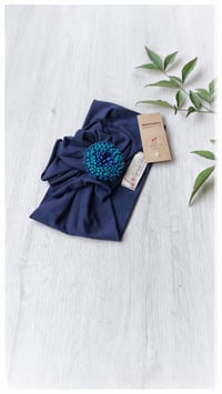 Image 17 of SbroccaBox 2025 - Fascia per capelli by "Come le Ciliegie" + Spilla floreale - Blue